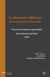 Couverture de livre intitulé La dictature chilienne devant la justice française. Sous-titre : Procès de 14 hauts responsables, Cour d’assises de Paris, 2010. Édition établie par Pascal Plas et Martine Sin Blima-Barru. Fond gris foncé avec une bande verticale ocre à gauche et une typographie ocre et blanche centrée.
